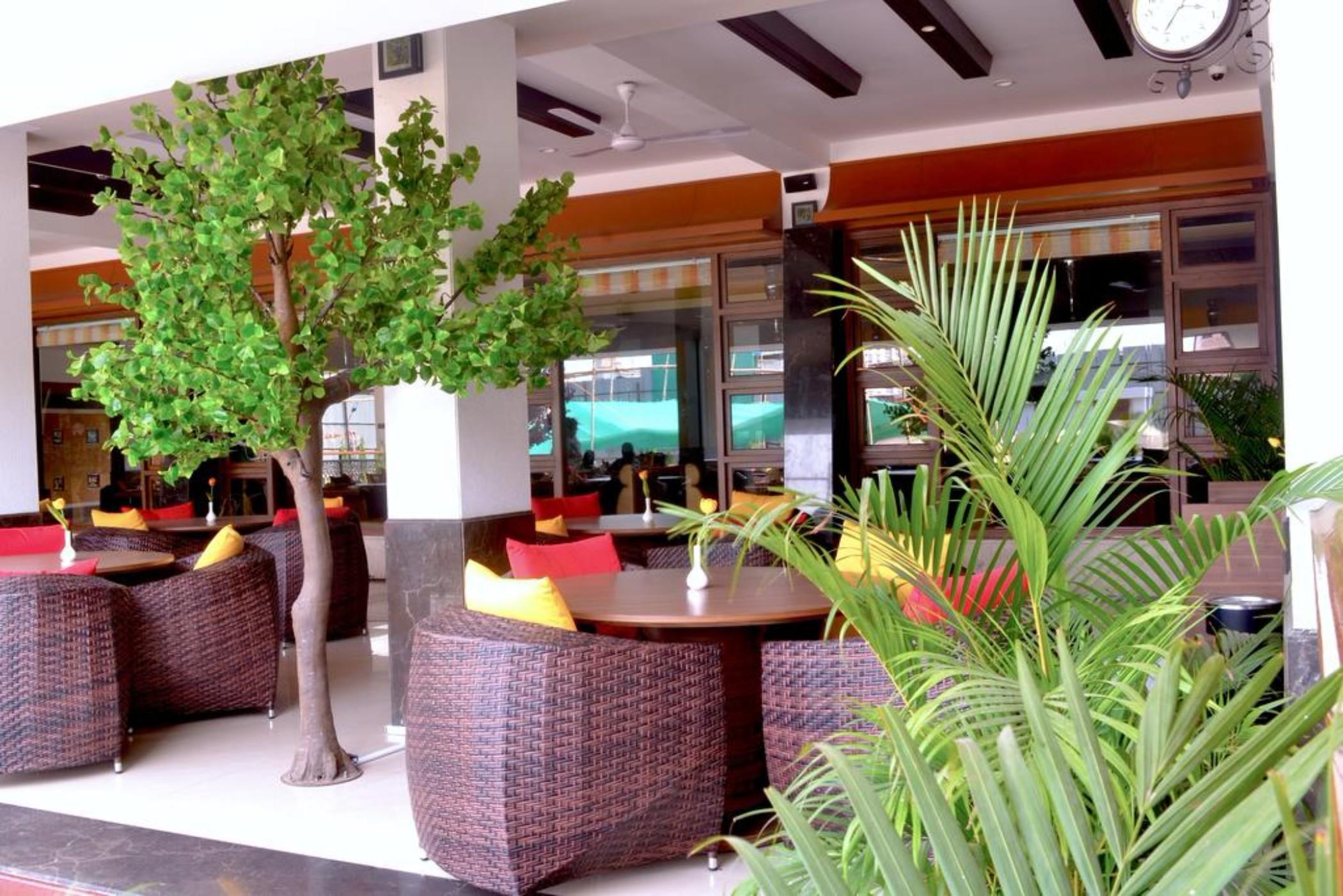 Club Emerald Mumbai Exteriör bild